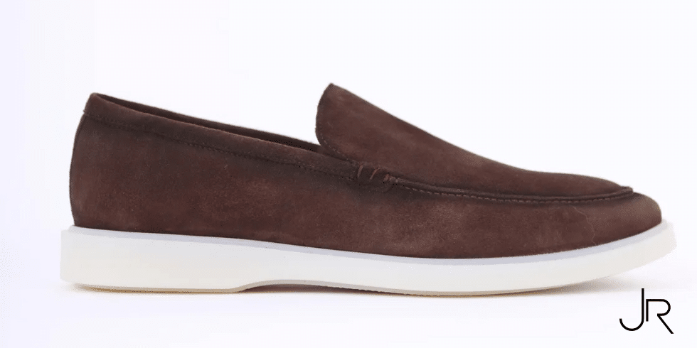 Tênis ou Mocassim? O Calçado Ideal para Cada Ocasião
